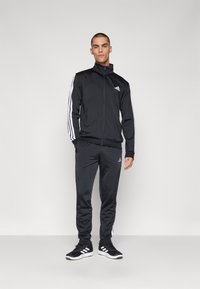 Спортивный костюм Спортивный костюм