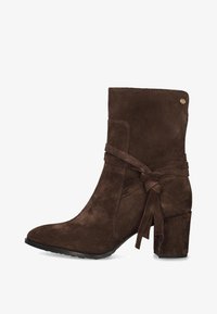 Полусапожки на высоком каблуке Полусапожки на высоком каблуке