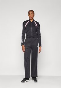 Спортивный костюм Спортивный костюм