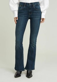 Клешеные джинсы