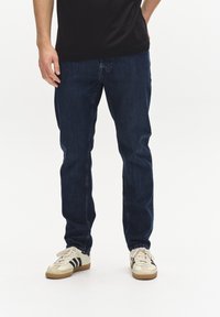 Узкие джинсы