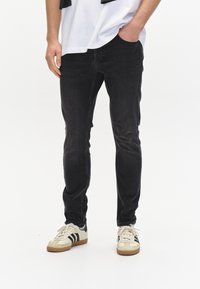 Узкие джинсы