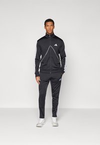 Спортивный костюм Спортивный костюм