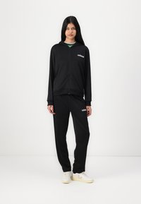 Спортивный костюм Спортивный костюм