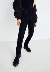 Прямые джинсы