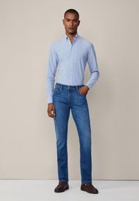 Узкие джинсы