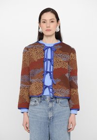 Жаккардовая вязаная кофта