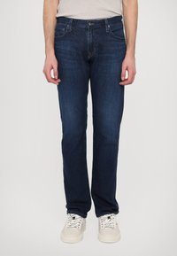 Узкие джинсы