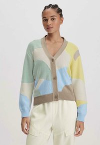 Жаккардовая вязаная кофта