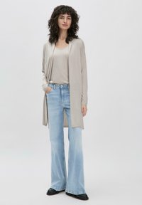 Длинный жилет