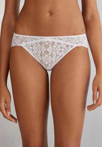 Трусы на бедрах