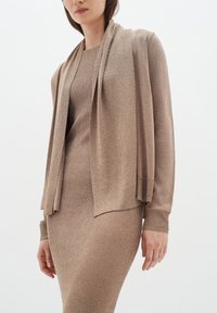 Длинный жилет