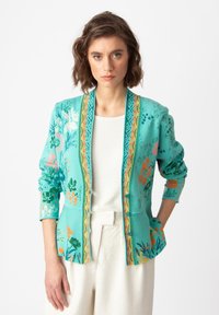 Вязаный жилет Вязаный жилет