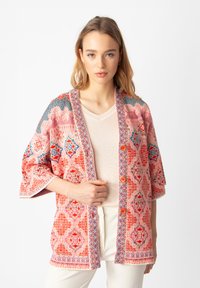 Длинный жилет