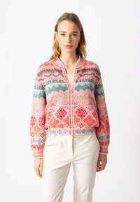 Жаккардовая вязаная кофта