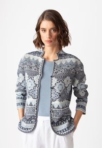 Жаккардовая вязаная кофта