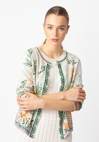 Жаккардовая вязаная кофта