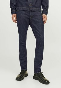 Узкие джинсы