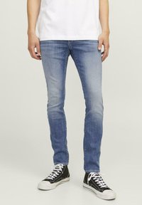 Узкие джинсы