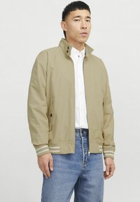 Куртка бомбер