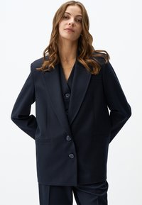 Длинный блейзер