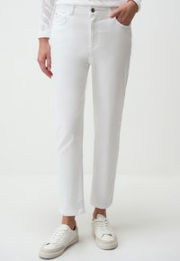 Короткие джинсы