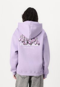 Пуловер с капюшоном