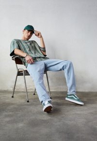 Прямые джинсы