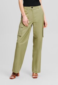 Брюки с накладными карманами