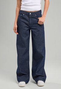 Свободные джинсы