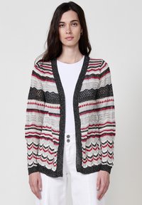 Длинный жилет