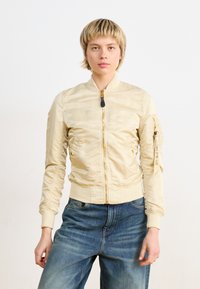 Куртка с накладнымит карманами