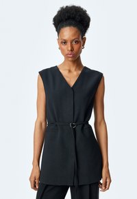 Длинный жилет