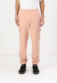 Брюки с накладными карманами