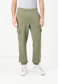 Брюки с накладными карманами Брюки с накладными карманами