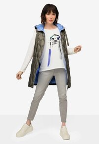 Длинный жилет