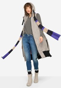 Длинный жилет