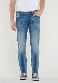 Узкие джинсы