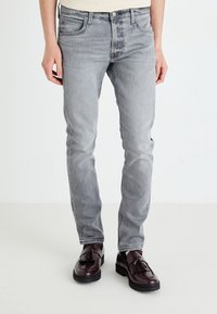 Узкие джинсы