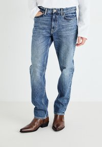 Прямые джинсы