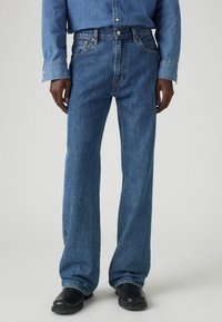 Клешеные джинсы