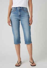 Короткие джинсы