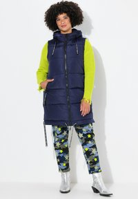 Длинный жилет