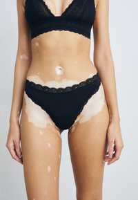 Трусы на бедрах