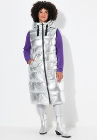 Длинный жилет