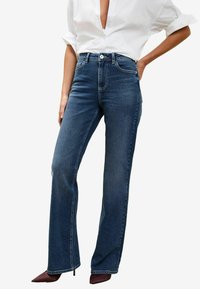 Клешеные джинсы