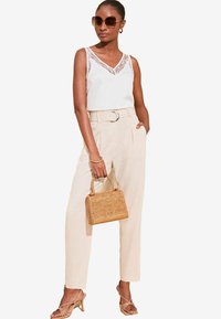 Блузка без рукавов