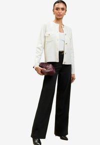 Блейзер с накладными карманами