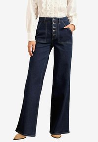 Клешеные джинсы