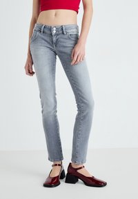 Джинсы Джинсы